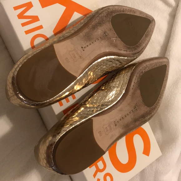 KORS Michael Kors Odin Gold Pointed Toe Flats Sz 8 - Picture 5 of 7